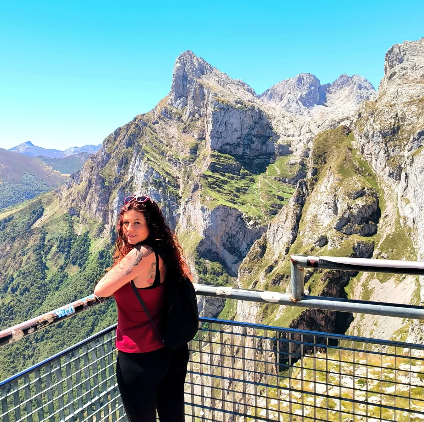 Yasmin en un mirador, con un paisaje de montaña al fondo