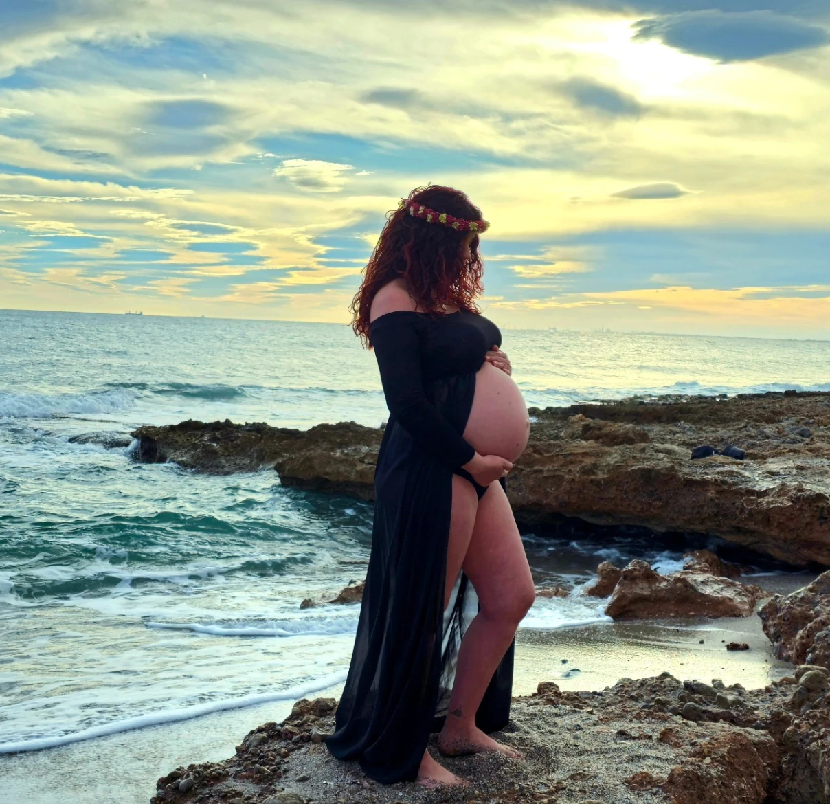 Yasmin embarazada de pie frente al mar